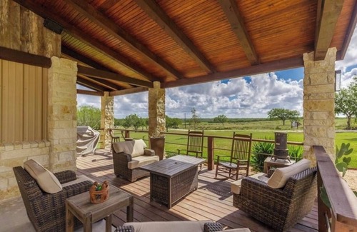 Robstown House | Beautiful Home for a traveling professional or a simple getaway!