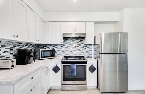 Clodine House | Beautiful home in a great location with enclosed backyard, smart TV, patio, W/D
