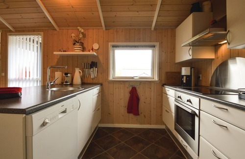 Aabenraa House | Beautiful home in Aabenraa with kitchen