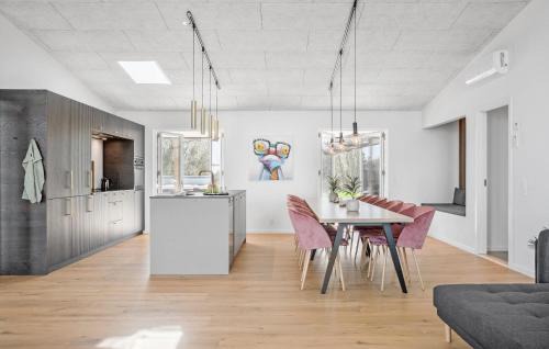 Hvidbjerg Strand House | Beautiful Home In Børkop With Kitchen