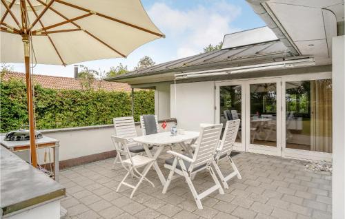 Lyngsbæk Strand House | Beautiful Home In Ebeltoft With Kitchen