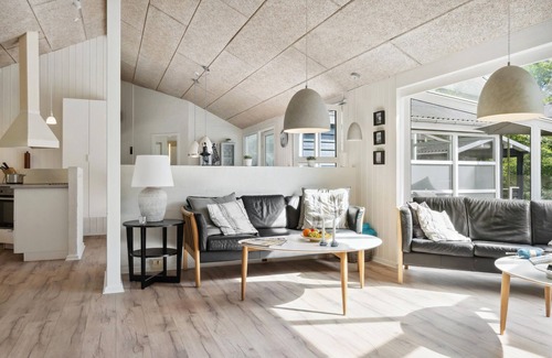 Fjellerup Strand House | Beautiful home in Glesborg with WiFi