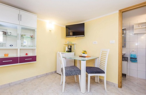 Golovik House | Beautiful home in Golovik with WiFi