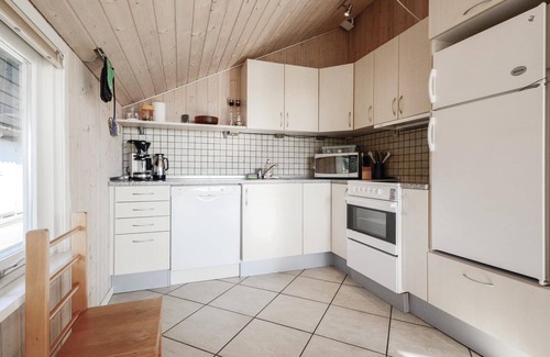 Hejlsminde Strand House | Beautiful home in Hejls with kitchen