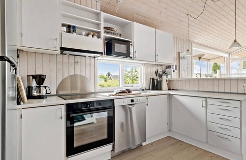 Pøt Strandby House | Beautiful home in Juelsminde with sauna