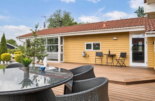 Pøt Strandby House | Beautiful home in Juelsminde with sauna