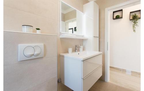 Dicmo House | Beautiful Home In Kraj With Wifi
