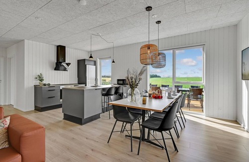Hjarbæk House | Beautiful home in Løgstrup with kitchen