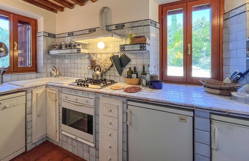 Magliano in Toscana House | Beautiful home in Pereta with kitchen