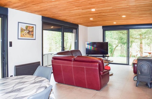 Pradines House | Beautiful home in Pradines with kitchen