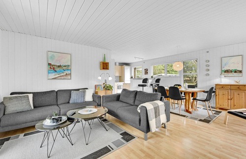 Skjern House | Beautiful home in Skjern with kitchen