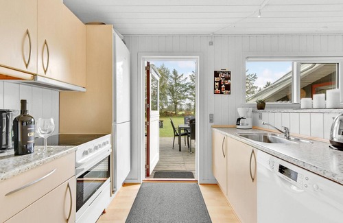Skjern House | Beautiful home in Skjern with kitchen
