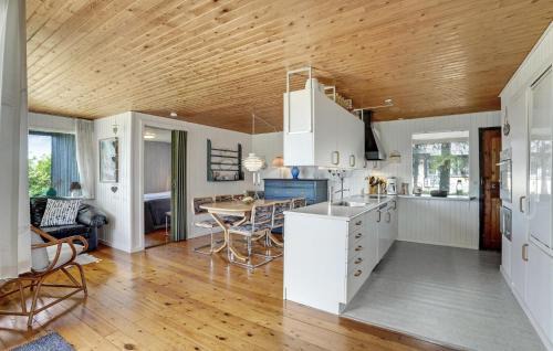 Spøttrup House | Beautiful Home In Spøttrup With Kitchen