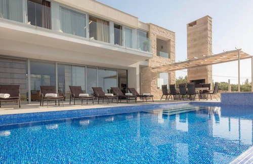 Splitska House | Beautiful home in Splitska with sauna