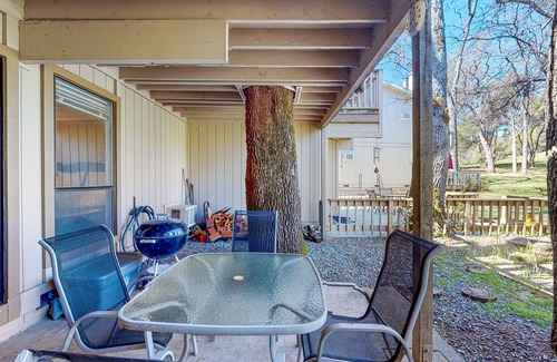 Groveland Condo | Beautiful home on golf course with fireplace, pool, enclosed patio, W/D, & WiFi