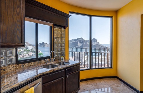 Caracol Turistico House | Beautiful home on Hillside with million dollar view overlooking Ocean and Bay