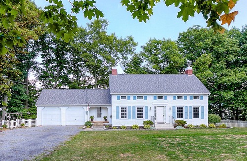 Romulus House | Beautiful Home On The Lake Great For Families & Walking Distance to Winery