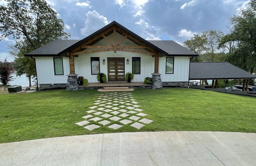 Clarkridge House | Beautiful Home on Lake Norfork. AMAMZING PLACE TO VIEW SOLAR ECLIPSE TOTALITY