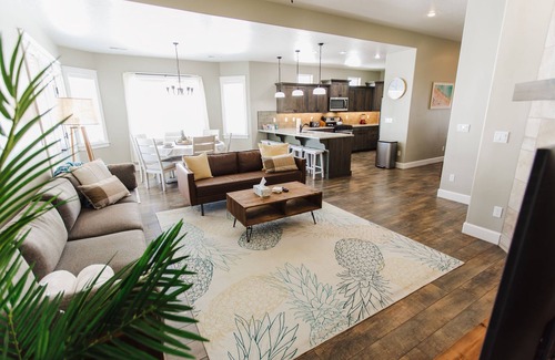 Nampa House | Beautiful Home with HOT TUB, COMMUNITY POOL & GAME ROOM.
