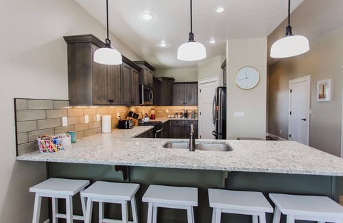 Nampa House | Beautiful Home with HOT TUB, COMMUNITY POOL & GAME ROOM.