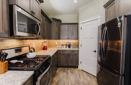 Nampa House | Beautiful Home with HOT TUB, COMMUNITY POOL & GAME ROOM.