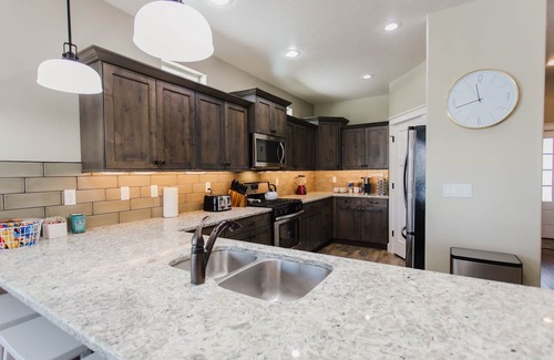 Nampa House | Beautiful Home with HOT TUB, COMMUNITY POOL & GAME ROOM.