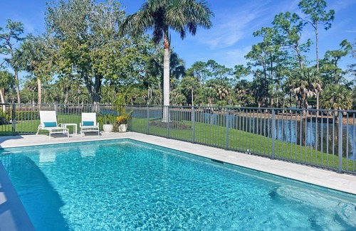 Naples House | Beautiful home with panoramic views on the 17th hole of prestigious Eagle Creek