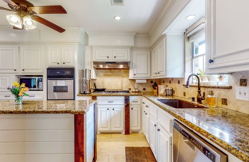Tomball House | Beautiful Home with pool, fireplace, pool table, hot tub, & W/D