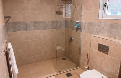 Labone Hotel | Beautiful hotel room in Osu