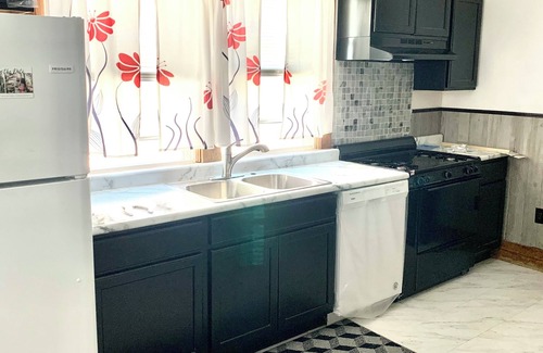 Danville House | Beautiful “House” 4-bed”ROOMS” not bunks-Hotel 4 Bedrooms 100 dollars each room