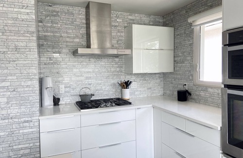 Southwest Calgary House | Beautiful house close to DT, Chefs kitchen, & private yard