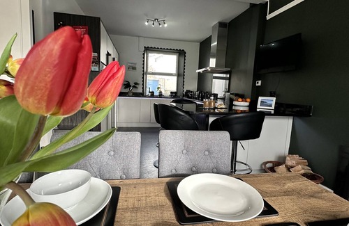 Garn Fadryn House | Beautiful House in picturesque Morfa Nefyn. Sleeps 12 and 2 mins from the beach