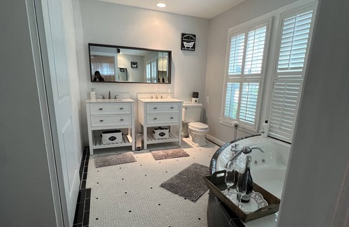 Hudson Bayou Boat Rental | Beautiful house next door to Selby gardens the waterfront and downtown Sarasota