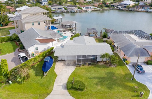 Isles of Capri House | Beautiful house on the bay, 5 minutes from keewaydin island in boat!
