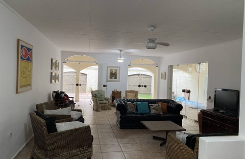 Jardim Vitoria House | Beautiful house one block from the beach and shopping center