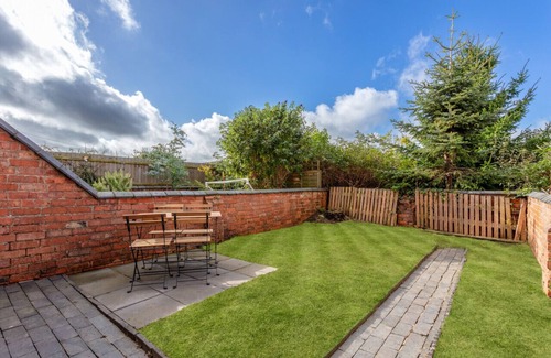 Northampton House | Beautiful House Sleeps 7 Central Location Smart TVs Free Parking