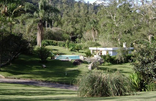 Teresopolis Cottage | Beautiful house with 9.000m2 of gardens, wifi, 4 suites and near Golf - 06 bedrooms