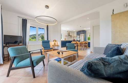 El Vendrell House | Beautiful house with large garden and pool - ideal for families and groups!