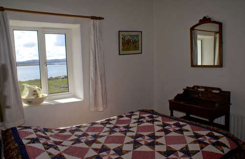 Cashel Apartment | Beautiful house with garden that runs down to the sea