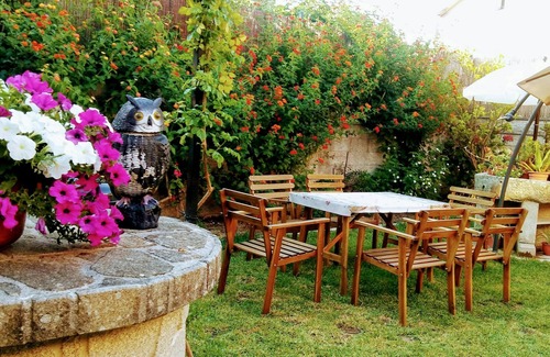 Moana House | Beautiful house with porch and garden 5' drive from the beach and the mountains.