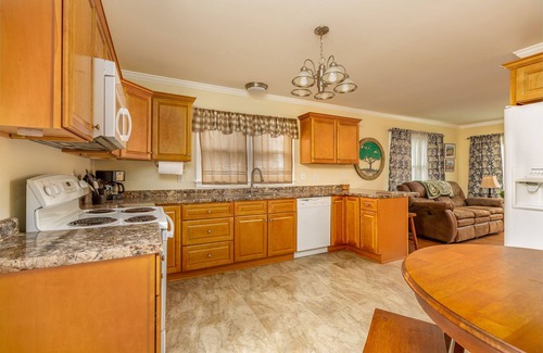 Abingdon House | Beautiful house with screened in deck