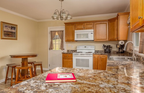 Abingdon House | Beautiful house with screened in deck