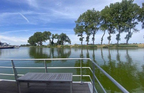 Nieuwpoort Boat Rental | Beautiful houseboat 6 kilometres from the beach