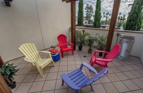 Crown Point Condo | Beautiful, Immaculate Condo 1 Blk to Beach-Bay with parking! Sleeps 7