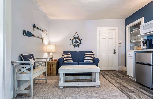 Ogunquit Apartment | Beautiful inn, Lighthouse Landing. #4 Starfish