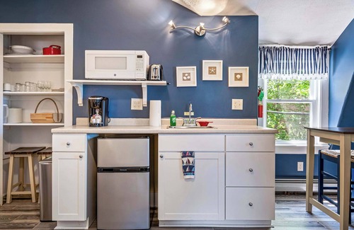 Ogunquit Apartment | Beautiful inn, Lighthouse Landing. #4 Starfish