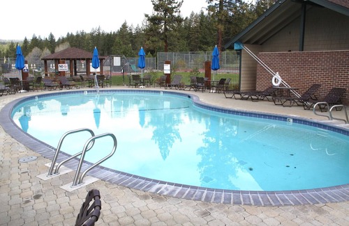 Lake Forest House | Beautiful Lake Forest Condo, 2Bd/2Ba, Pool, Hot Tub, Close To Lake And Town.