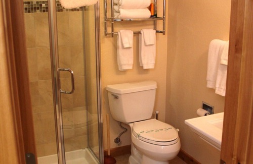 Lake Forest House | Beautiful Lake Forest Condo, 2Bd/2Ba, Pool, Hot Tub, Close To Lake And Town.