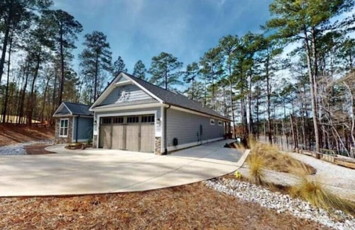 McCormick House | Beautiful lake front home with boat slip in golfing community