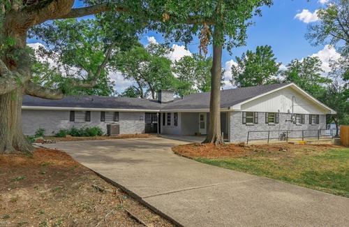 Shreveport House | Beautiful lake house with game room. Dog friendly